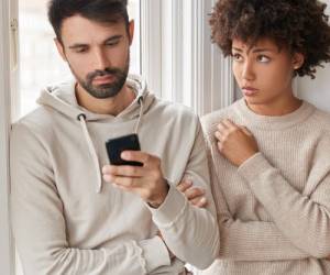 چگونه شک خود را نسبت به ارتباط اینترنتی همسر بر طرف کنیم؟