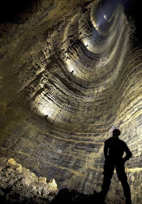 پرآو؛ بزرگترین غار عمودی