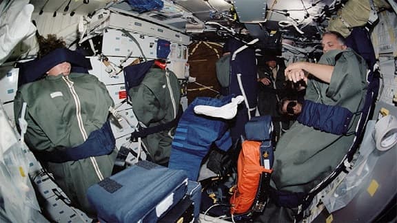 فضانوردان در فضا چگونه می خوابند؟