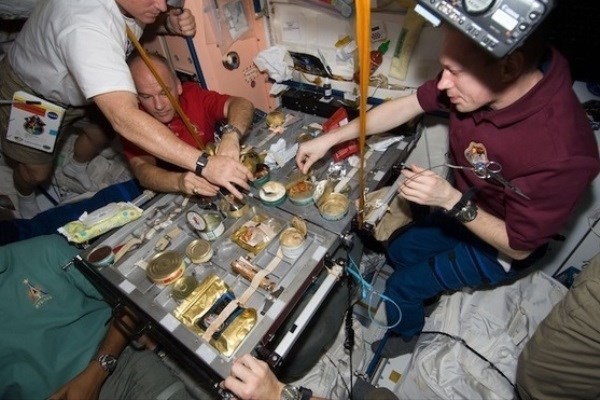 فضانوردان در فضا چه می ‌خورند؟