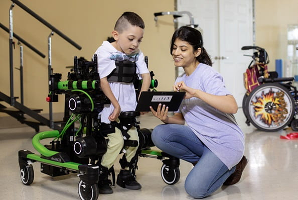 این ربات هوشمند به کودکان معلول توانایی راه رفتن می دهد