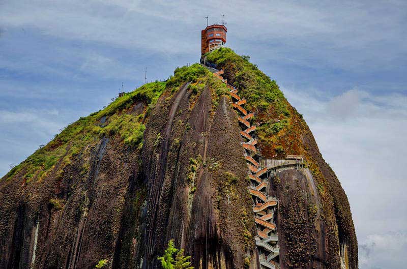 عجیب ‌ترین صخره راه پله ‌دار جهان / عکس