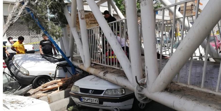 ۳ مصدوم در حادثه سقوط پل هوایی جاده ساوه