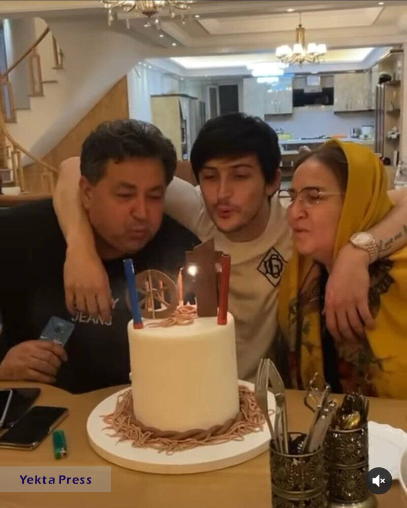 جشن تولد 27 سالگی سردار آزمون در کنار مادر و پدرش + عکس