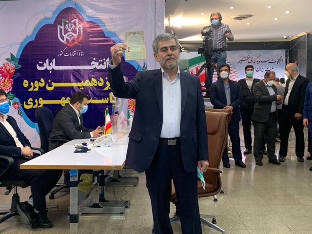 فریدون عباسی در انتخابات ثبت نام کرد