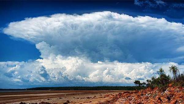 ابر طوفانی که هر روز بعد از ظهر در جزیره استرالیایی ظاهر می‌شود