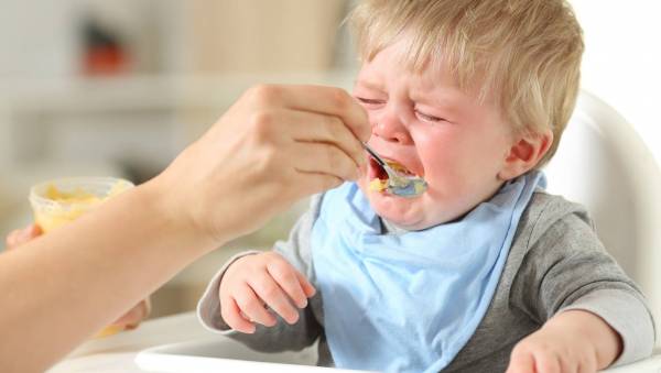  زوری غذا دادن به کودک
