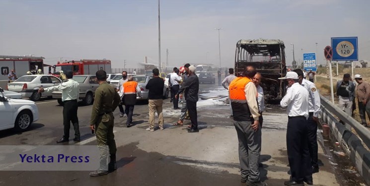 آتش سوزی یک اتوبوس مسافربری در آزادراه تهران_ قم