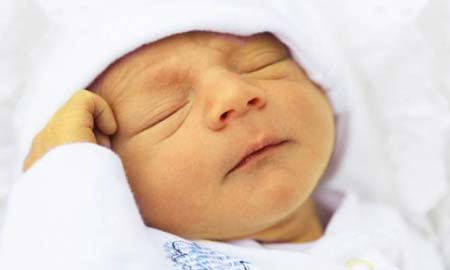 چگونه متوجه زردی نوزاد شده و در خانه درمان کنیم؟