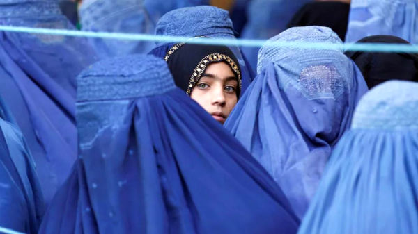 طالبان: زنان خوش‌بو از خانه بیرون نروند