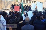 عکس/ تجمع مردم و دانشجویان مقابل سفارت فرانسه