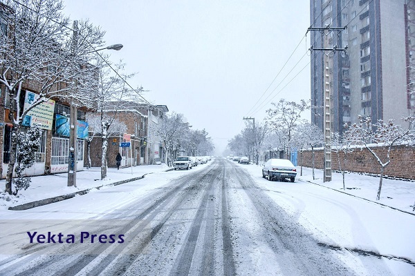 برف در جاده‌های ۲ استان/ انسداد ۱۳ جاده اصلی و فرعی