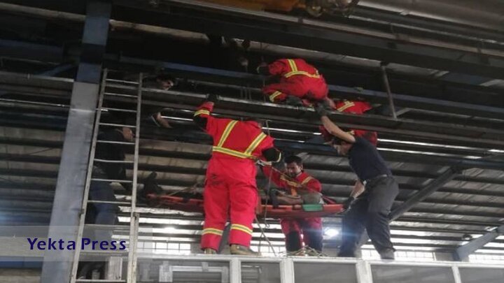 کارگر گرفتار در جرثقیل سقفی توسط آتش‌نشانان نجات یافت