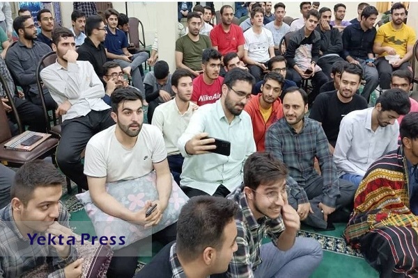 حضور سخنگوی دولت در جمع دانشجویان برای بازی ایران و انگلیس
