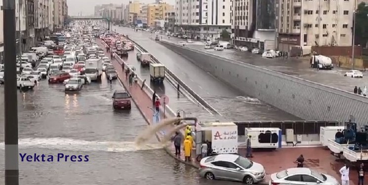 آب‌گرفتگی خیابان‌ها و مسدود شدن 5 تونل بر اثر وقوع سیلاب در جده عربستان