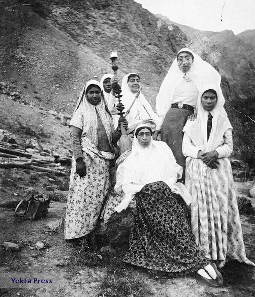 تصویری از کوهنوردی عجیب زنان قاجار با قلیان !