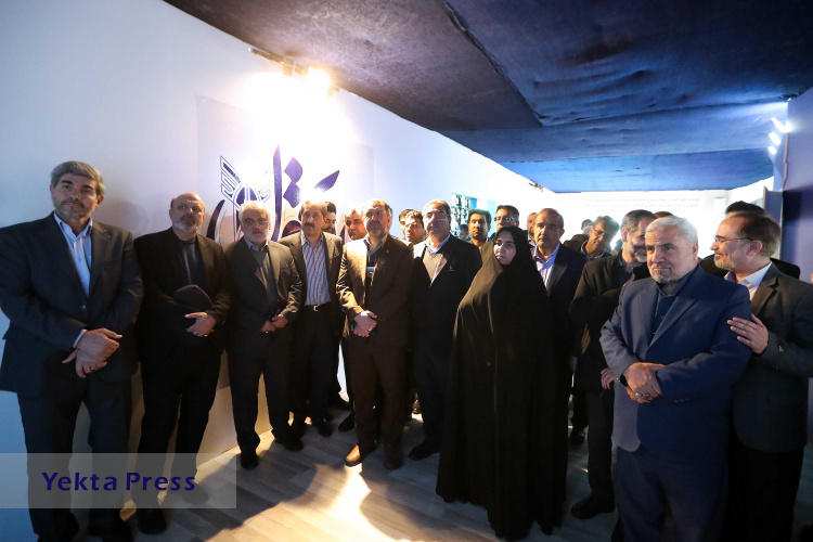 بازدید دکتر یوسف داوودی از نمایشگاه روایت تحول دانشگاه آزاد اسلامی