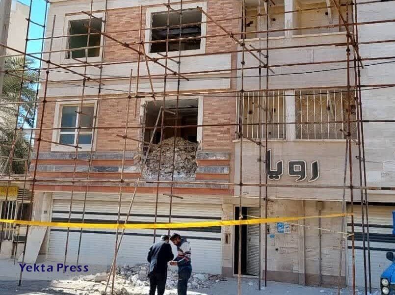 تخریب ساختمان چهار طبقه ناایمن متعلق به هلدینگ عبدالباقی در آبادان