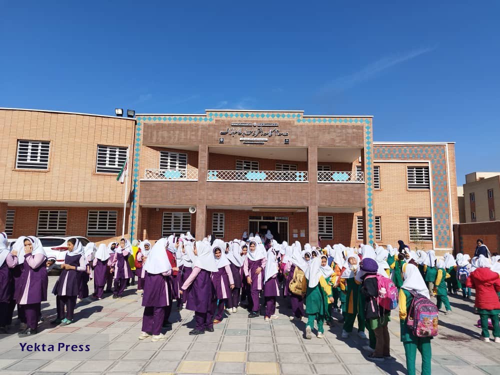 بازدید دکتر اشکان تقی پور  از دبستان دخترانه‌ی ۱۲ کلاسه‌ی تازه به بهره برداری رسیده 
