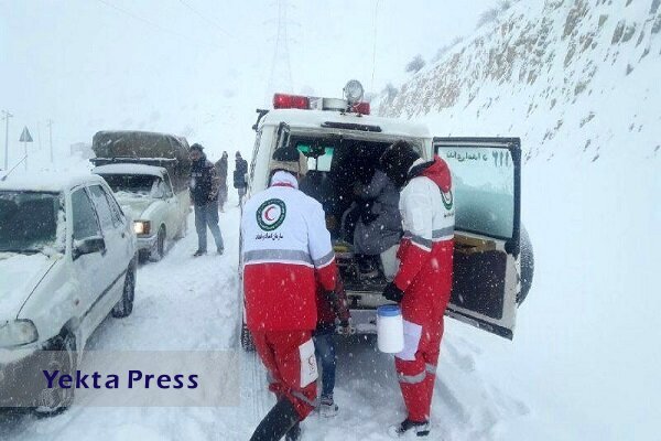 اسکان بیش از ۱۳۰۰ نفر گرفتار شده در برف و کولاک توسط هلال احمر