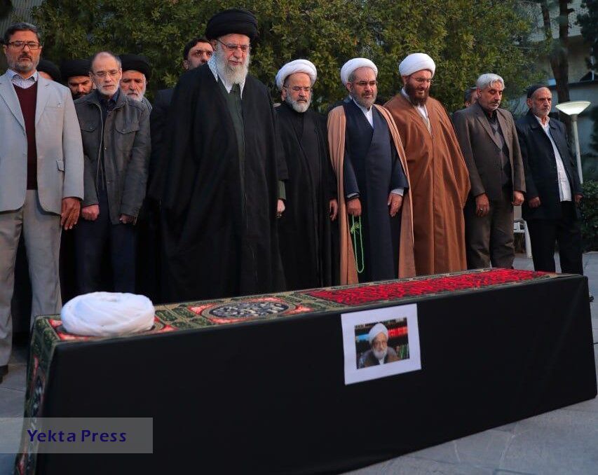 رهبر انیت الله امامی کاشانی نماز اقامه کردند