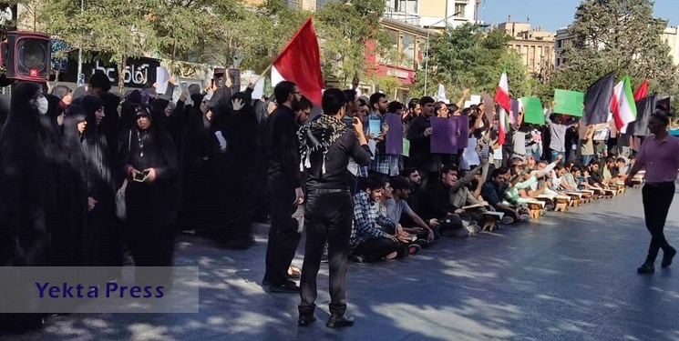 جمعی از دانشجویان و مردم در محکومیت اهانت به قرآن کریم مقابل سفارت سوئد تجمع کردند
