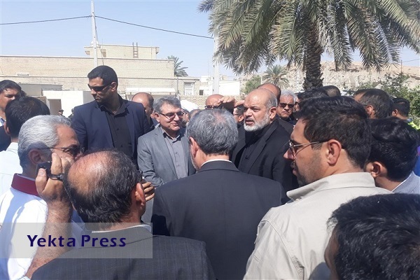 بازدید وزیر کشور از مناطق زلزله‌زده اوز/ آغاز بازسازی منازل خسارت‌دیده