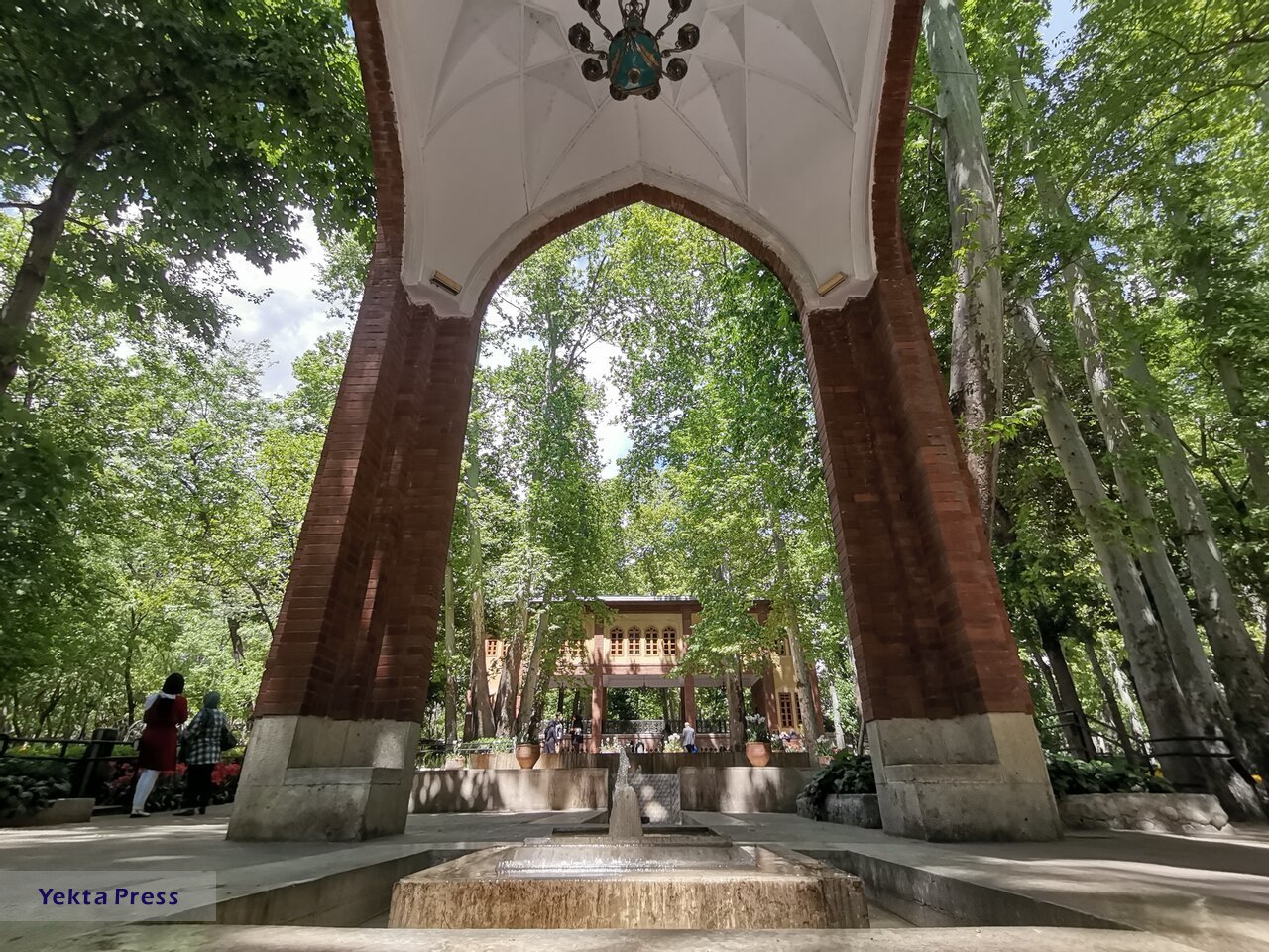کاشانه‌ای در دل باغ ایرانی