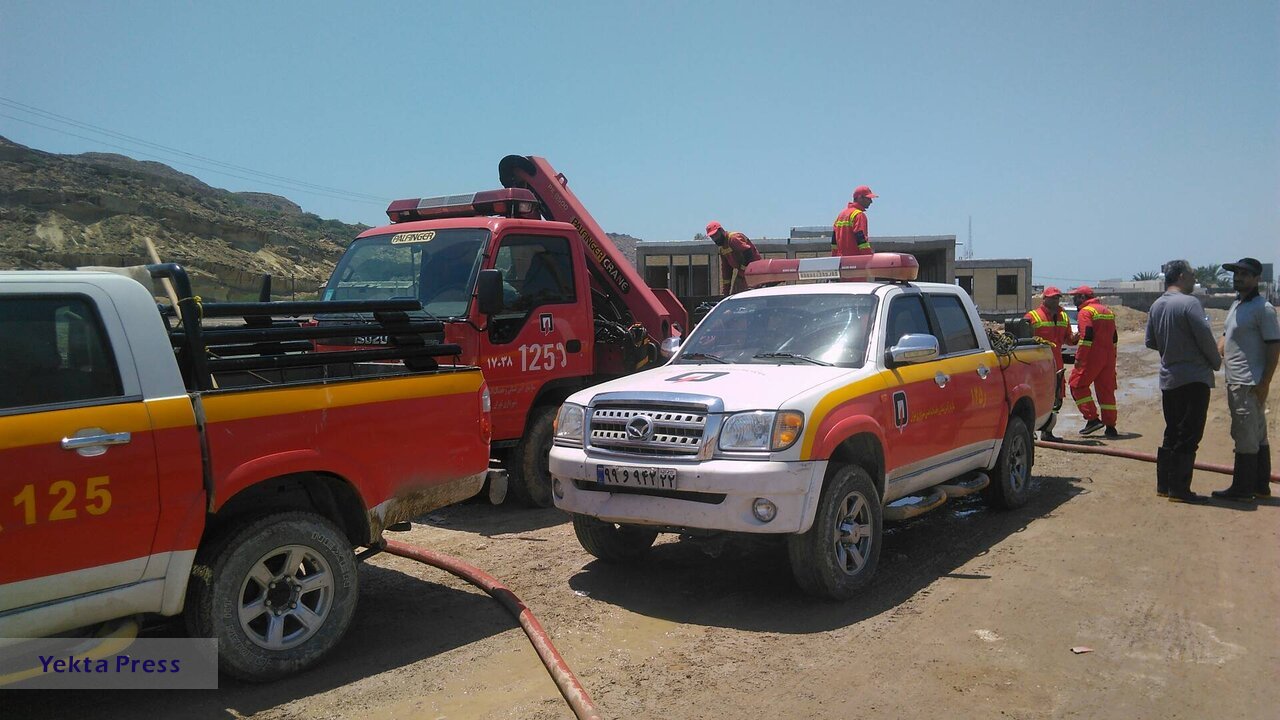 کمک رسانی آتش نشانان تهرانی در مناطق سیل زده بلوچستان ادامه دارد